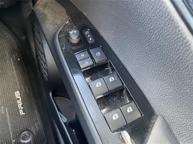 プリウス Ｓ　純正ナビ　フルセグＴＶ　バックカメラ　トヨタセーフティセンス　車両接近通報装置　革巻きステアリング　ステアリングリモコン　オートライト　ＬＥＤライト　電動格納ミラー　ウィンカーミラー　社外ＥＴＣ（15枚目）
