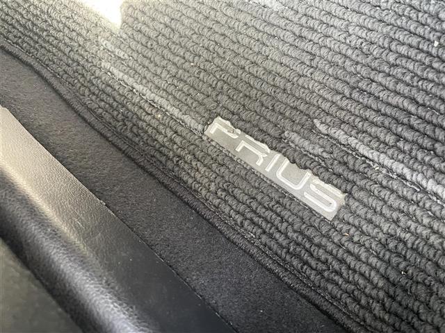 プリウス Ｓ　純正ナビ　フルセグＴＶ　バックカメラ　トヨタセーフティセンス　車両接近通報装置　革巻きステアリング　ステアリングリモコン　オートライト　ＬＥＤライト　電動格納ミラー　ウィンカーミラー　社外ＥＴＣ（17枚目）