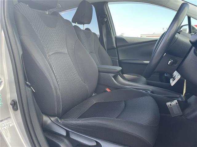 プリウス Ｓ　純正ナビ　フルセグＴＶ　バックカメラ　トヨタセーフティセンス　車両接近通報装置　革巻きステアリング　ステアリングリモコン　オートライト　ＬＥＤライト　電動格納ミラー　ウィンカーミラー　社外ＥＴＣ（25枚目）