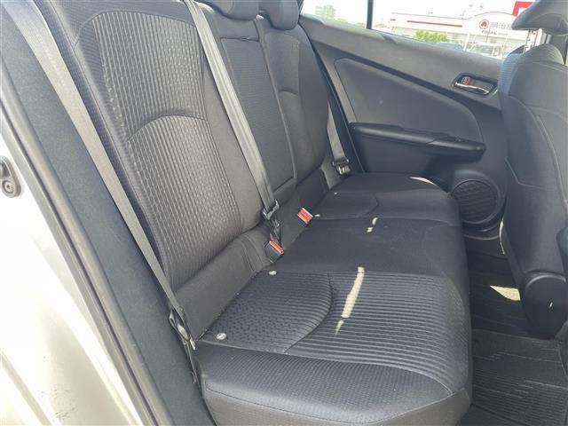 プリウス Ｓ　純正ナビ　フルセグＴＶ　バックカメラ　トヨタセーフティセンス　車両接近通報装置　革巻きステアリング　ステアリングリモコン　オートライト　ＬＥＤライト　電動格納ミラー　ウィンカーミラー　社外ＥＴＣ（27枚目）