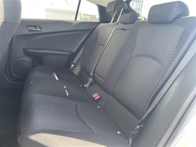 プリウス Ｓ　純正ナビ　フルセグＴＶ　バックカメラ　トヨタセーフティセンス　車両接近通報装置　革巻きステアリング　ステアリングリモコン　オートライト　ＬＥＤライト　電動格納ミラー　ウィンカーミラー　社外ＥＴＣ（28枚目）