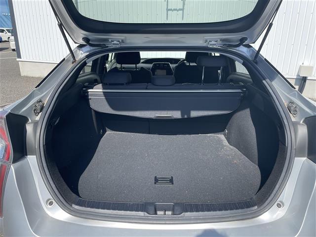 プリウス Ｓ　純正ナビ　フルセグＴＶ　バックカメラ　トヨタセーフティセンス　車両接近通報装置　革巻きステアリング　ステアリングリモコン　オートライト　ＬＥＤライト　電動格納ミラー　ウィンカーミラー　社外ＥＴＣ（31枚目）
