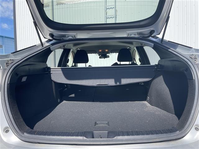 プリウス Ｓ　純正ナビ　フルセグＴＶ　バックカメラ　トヨタセーフティセンス　車両接近通報装置　革巻きステアリング　ステアリングリモコン　オートライト　ＬＥＤライト　電動格納ミラー　ウィンカーミラー　社外ＥＴＣ（32枚目）