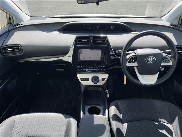 プリウス Ｓ　純正ナビ　フルセグＴＶ　バックカメラ　トヨタセーフティセンス　車両接近通報装置　革巻きステアリング　ステアリングリモコン　オートライト　ＬＥＤライト　電動格納ミラー　ウィンカーミラー　社外ＥＴＣ（33枚目）