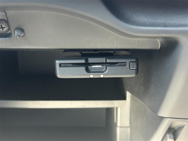 ノート ｅ－パワー　Ｘ　ブラックアロー　純正ナビ　フルセグＴＶ　アラウンドビューモニター　レーダークルーズコントロール　衝突軽減ブレーキ　レーンキープアシスト　オートマチックハイビーム　横滑り防止装置　ＥＴＣ　ステアリングスイッチ（12枚目）