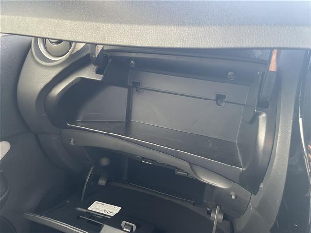 ノート ｅ－パワー　Ｘ　純正ナビ　フルセグＴＶ　アラウンドビューモニター　デジタルインナーミラー　エマージェンシーブレーキ　レーンキープアシスト　オートライト　ＥＴＣ　ドライブレコーダー　社外フロアマット　横滑り防止装置（19枚目）