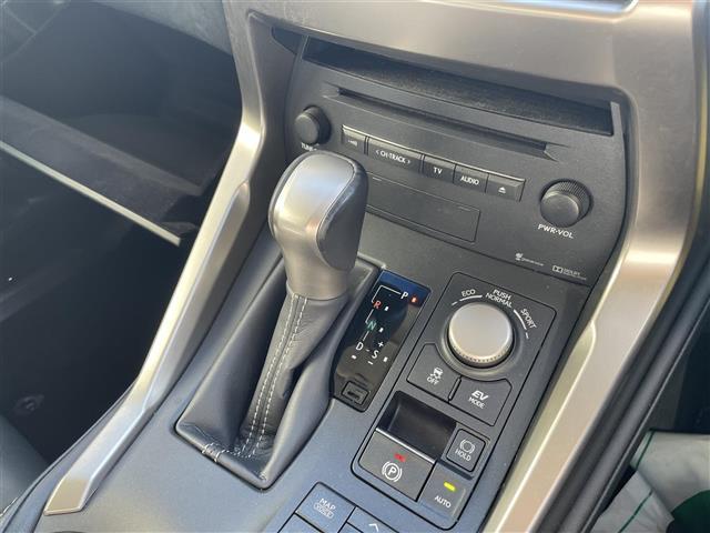 NX NX300h 純正ナビフルセグTV全周囲カメラブラインドスポットモニタードライブレコーダーETC2.0LEDヘッドライトオートライトフォグランプクルーズコントロール革巻きステアリングステアリングスイッチ(15枚目)