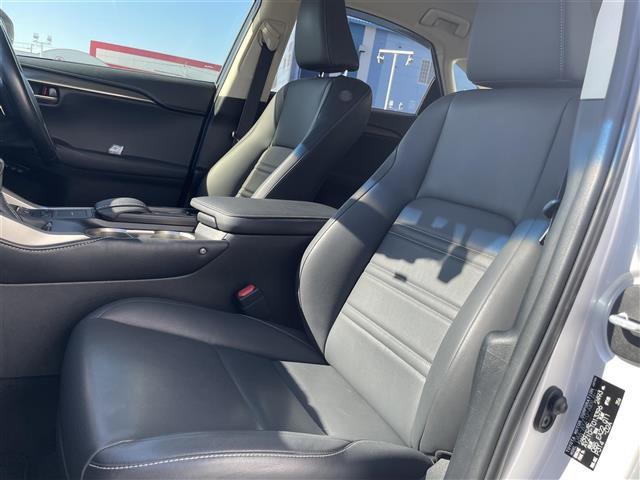 NX NX300h 純正ナビフルセグTV全周囲カメラブラインドスポットモニタードライブレコーダーETC2.0LEDヘッドライトオートライトフォグランプクルーズコントロール革巻きステアリングステアリングスイッチ(30枚目)