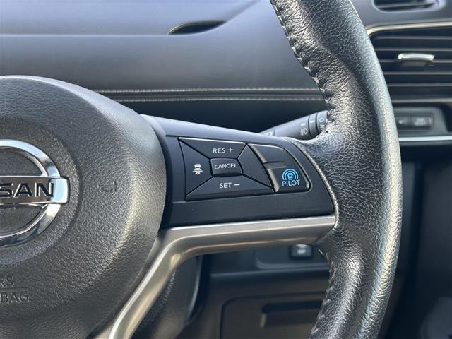 セレナ ハイウェイスター　プロパイロットエディション　純正ナビフルセグＴＶアラウンドビューモニターフリップダウンモニタープロパイロットエマージェンシーブレーキレーンキープアシスト横滑り防止ＥＴＣ両側電動スライドドア革巻きステアリングステアリングスイッチ（9枚目）