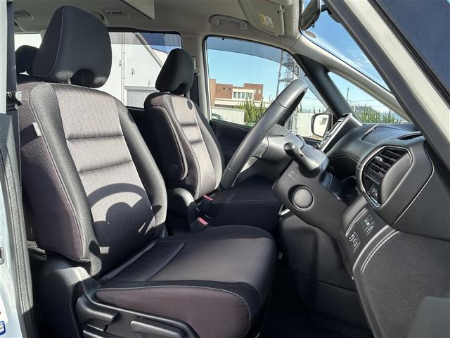 セレナ ハイウェイスター　プロパイロットエディション　純正ナビフルセグＴＶアラウンドビューモニターフリップダウンモニタープロパイロットエマージェンシーブレーキレーンキープアシスト横滑り防止ＥＴＣ両側電動スライドドア革巻きステアリングステアリングスイッチ（21枚目）