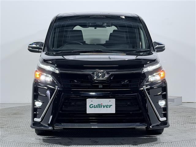 ヴォクシー ZS 煌III コーナーセンサ プリクラッシュ BLUETOOTH スマートキ アイスト DVD再生機能 横滑り防止装置 ナビTV 三列シート WAC AHB 盗難防止 オートエアコン キーレス ETC装備 パワステ(3枚目)