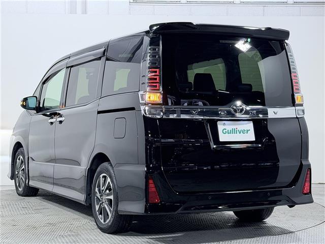 ヴォクシー ZS 煌III コーナーセンサ プリクラッシュ BLUETOOTH スマートキ アイスト DVD再生機能 横滑り防止装置 ナビTV 三列シート WAC AHB 盗難防止 オートエアコン キーレス ETC装備 パワステ(5枚目)