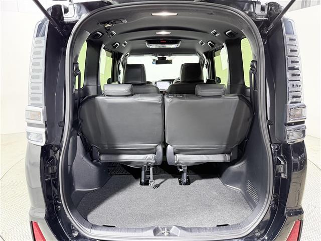 ヴォクシー ZS 煌III コーナーセンサ プリクラッシュ BLUETOOTH スマートキ アイスト DVD再生機能 横滑り防止装置 ナビTV 三列シート WAC AHB 盗難防止 オートエアコン キーレス ETC装備 パワステ(34枚目)