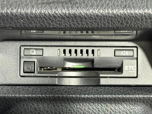 エスクァイア Ｇｉ　黒革シート　純正１０ｉｎｃナビＴＶ　バックカメラ　フリップダウンモニター　シートヒーター　クルーズコントロール　衝突軽減ブレーキ　レーンアシスト　オートハイビーム　両側パワースライドドア（10枚目）