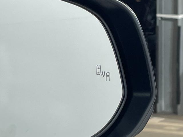 【ブラインドスポットモニター】隣車線上の側方および後方から接近する車両を検知すると、検知した側のドアミラーのインジケーターが点灯。その状態でウインカーを出すと、インジケーターの点滅と警報音で警告します