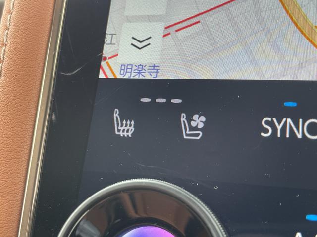 【シートヒーター／シートエアコン】暑い季節は冷風がシートの目から微ぎ、寒い季節は熱線を伝いシートを瞬時に暖めますので、季節を選ばず快適にお過ごし頂けます。