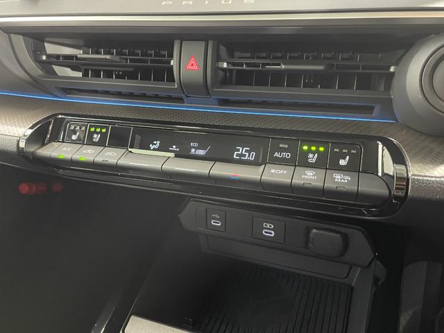 プリウス Ｚ　黒革シートトヨタチームメイト　アドバンストパーク　純正１２．３ｉｎｃナビＴＶ　３６０カメラ　パワーシート／ヒーター／エアコン　ステアリングヒーター　電動リアゲート　レーダーＣ　ＰＣＳ　ＬＫＡ　ＢＳＭ（7枚目）