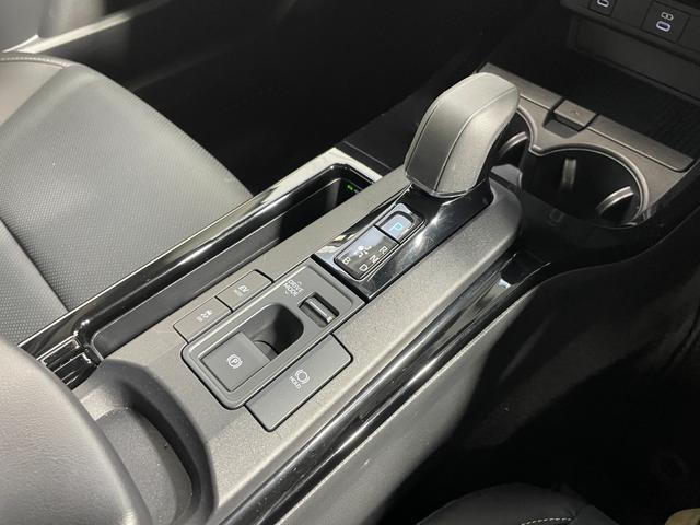 プリウス Ｚ　黒革シートトヨタチームメイト　アドバンストパーク　純正１２．３ｉｎｃナビＴＶ　３６０カメラ　パワーシート／ヒーター／エアコン　ステアリングヒーター　電動リアゲート　レーダーＣ　ＰＣＳ　ＬＫＡ　ＢＳＭ（9枚目）