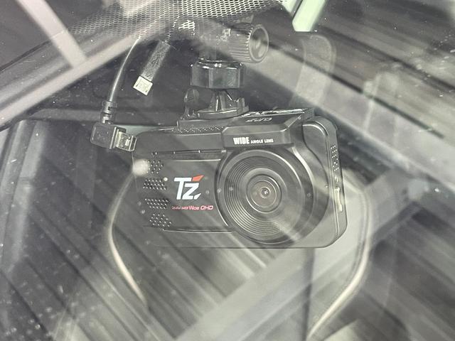 プリウス Ｚ　黒革シートトヨタチームメイト　アドバンストパーク　純正１２．３ｉｎｃナビＴＶ　３６０カメラ　パワーシート／ヒーター／エアコン　ステアリングヒーター　電動リアゲート　レーダーＣ　ＰＣＳ　ＬＫＡ　ＢＳＭ（66枚目）