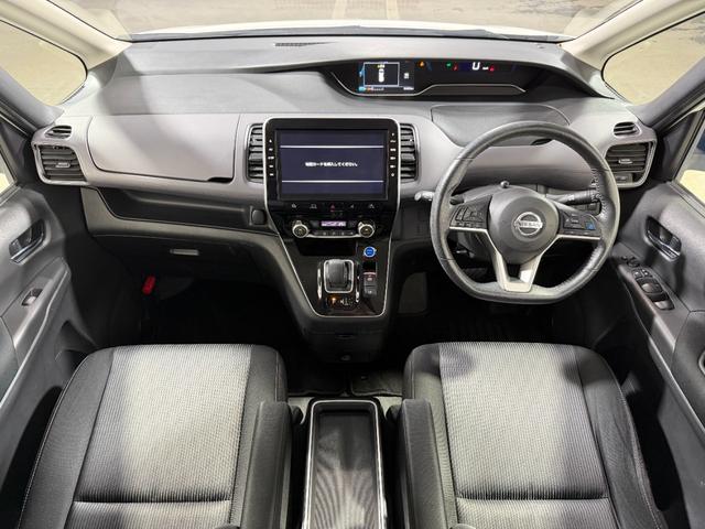 セレナ ｅ－パワー　ハイウェイスターＶ　ＰｒｏＰＩＬＯＴ　純正１０ｉｎｃナビＴＶ　３６０カメラ　フリップダウンモニター　レーダークルコン　衝突軽減Ｂ　レーンアシスト　ブラインドＳＭ　両側パワースライドドア　パークアシスト　クリアランスソナー（3枚目）