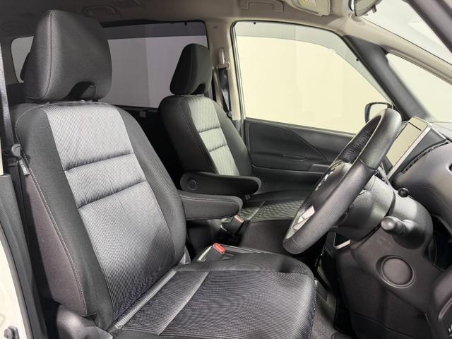 セレナ ｅ－パワー　ハイウェイスターＶ　ＰｒｏＰＩＬＯＴ　純正１０ｉｎｃナビＴＶ　３６０カメラ　フリップダウンモニター　レーダークルコン　衝突軽減Ｂ　レーンアシスト　ブラインドＳＭ　両側パワースライドドア　パークアシスト　クリアランスソナー（13枚目）