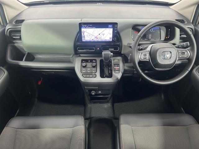 フリード ｅ：ＨＥＶクロスター　登録済未使用車　純正９ｉｎｃナビＴＶ　Ｂカメラ　レーダークルーズ　衝突軽減Ｂ　レーンアシスト　ブラインドＳＭ　両側パワースライドドア　ハーフレザー　シートヒーター　クリアランスソナー　ＬＥＤライト（3枚目）