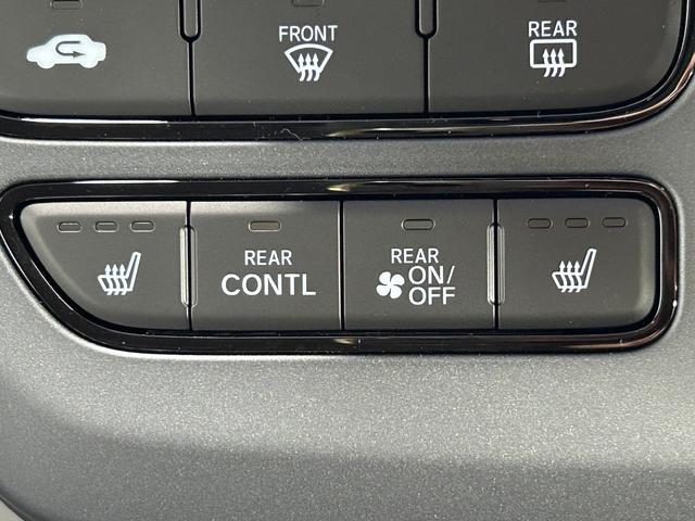 フリード ｅ：ＨＥＶクロスター　登録済未使用車　純正９ｉｎｃナビＴＶ　Ｂカメラ　レーダークルーズ　衝突軽減Ｂ　レーンアシスト　ブラインドＳＭ　両側パワースライドドア　ハーフレザー　シートヒーター　クリアランスソナー　ＬＥＤライト（7枚目）