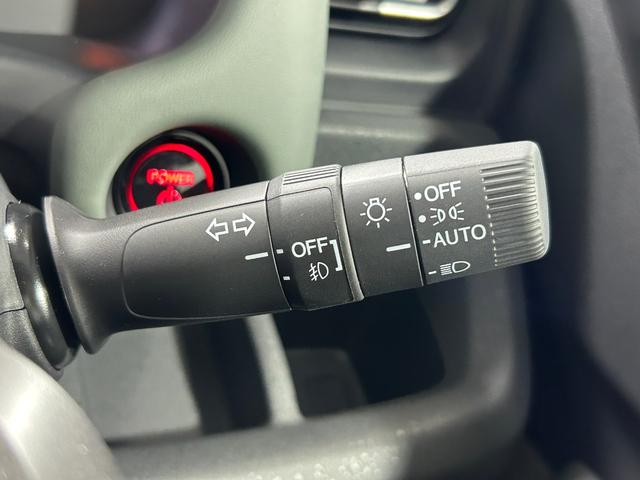 フリード ｅ：ＨＥＶクロスター　登録済未使用車　純正９ｉｎｃナビＴＶ　Ｂカメラ　レーダークルーズ　衝突軽減Ｂ　レーンアシスト　ブラインドＳＭ　両側パワースライドドア　ハーフレザー　シートヒーター　クリアランスソナー　ＬＥＤライト（10枚目）