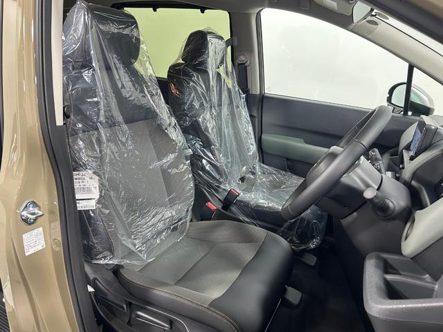 フリード ｅ：ＨＥＶクロスター　登録済未使用車　純正９ｉｎｃナビＴＶ　Ｂカメラ　レーダークルーズ　衝突軽減Ｂ　レーンアシスト　ブラインドＳＭ　両側パワースライドドア　ハーフレザー　シートヒーター　クリアランスソナー　ＬＥＤライト（13枚目）