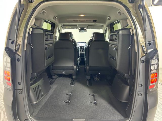 フリード ｅ：ＨＥＶクロスター　登録済未使用車　純正９ｉｎｃナビＴＶ　Ｂカメラ　レーダークルーズ　衝突軽減Ｂ　レーンアシスト　ブラインドＳＭ　両側パワースライドドア　ハーフレザー　シートヒーター　クリアランスソナー　ＬＥＤライト（16枚目）