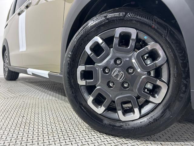 フリード ｅ：ＨＥＶクロスター　登録済未使用車　純正９ｉｎｃナビＴＶ　Ｂカメラ　レーダークルーズ　衝突軽減Ｂ　レーンアシスト　ブラインドＳＭ　両側パワースライドドア　ハーフレザー　シートヒーター　クリアランスソナー　ＬＥＤライト（18枚目）