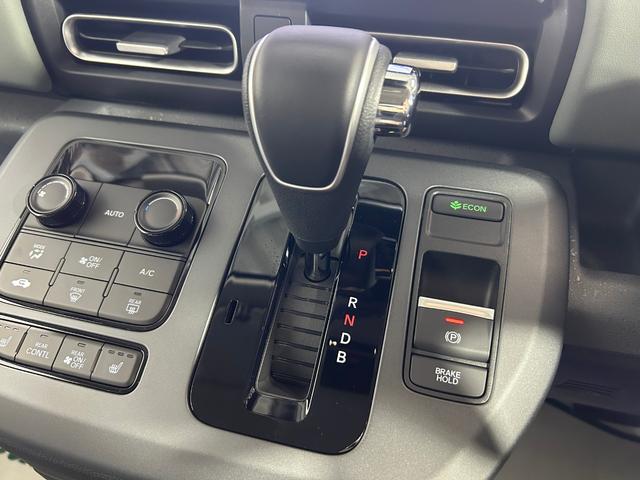 フリード ｅ：ＨＥＶクロスター　登録済未使用車　純正９ｉｎｃナビＴＶ　Ｂカメラ　レーダークルーズ　衝突軽減Ｂ　レーンアシスト　ブラインドＳＭ　両側パワースライドドア　ハーフレザー　シートヒーター　クリアランスソナー　ＬＥＤライト（34枚目）