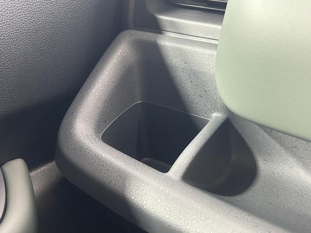 フリード ｅ：ＨＥＶクロスター　登録済未使用車　純正９ｉｎｃナビＴＶ　Ｂカメラ　レーダークルーズ　衝突軽減Ｂ　レーンアシスト　ブラインドＳＭ　両側パワースライドドア　ハーフレザー　シートヒーター　クリアランスソナー　ＬＥＤライト（37枚目）