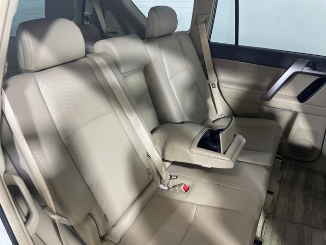 ランドクルーザープラド ＴＸ　Ｌパッケージ　７人乗　ベージュレザーシート　純正９ｉｎｃナビＴＶ　バックカメラ　パワーシート／ヒーター／エアコン　レーダークルコン　衝突軽減Ｂ　レーンアシスト　オートハイビーム　ルーフレール　クリアランスソナー（14枚目）