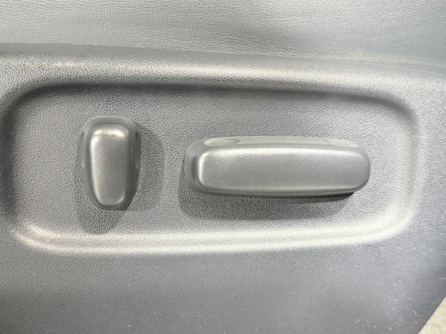 エスティマ アエラス　プレミアムエディション　サンルーフ　純正８ｉｎｃナビＴＶ　両側パワースライドドア　リアオートエアコン　パワーシート　ハーフレザーシート　オットマン　ウォークスルー　横滑り防止　ビルトインＥＴＣ　プッシュスタート　スマートキー（10枚目）