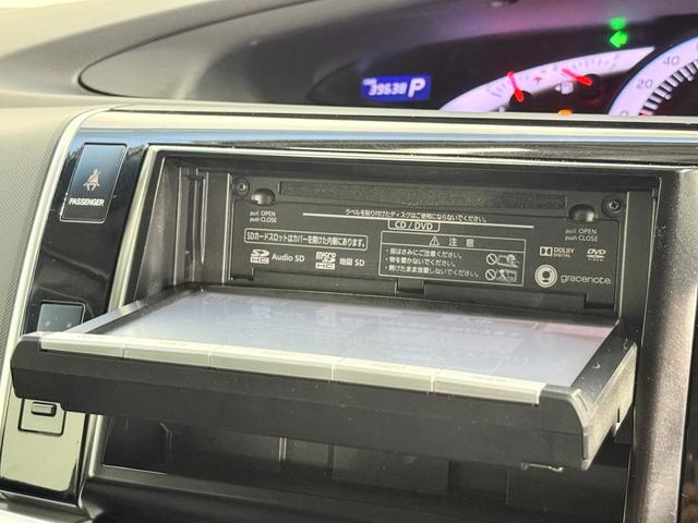 エスティマ アエラス　プレミアムエディション　サンルーフ　純正８ｉｎｃナビＴＶ　両側パワースライドドア　リアオートエアコン　パワーシート　ハーフレザーシート　オットマン　ウォークスルー　横滑り防止　ビルトインＥＴＣ　プッシュスタート　スマートキー（24枚目）