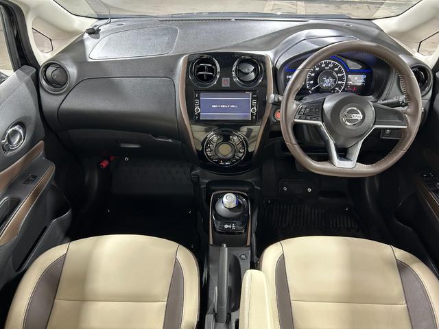 ノート ｅ－パワー　メダリスト　ベージュレザーシート　純正ナビＴＶ　３６０カメラ　デジタルインナーミラー　衝突軽減ブレーキ　レーンアシスト　スマートキー　プッシュスタート　クリアランスソナー　ドライブレコーダー　ＥＴＣ（3枚目）