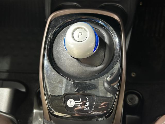 ノート ｅ－パワー　メダリスト　ベージュレザーシート　純正ナビＴＶ　３６０カメラ　デジタルインナーミラー　衝突軽減ブレーキ　レーンアシスト　スマートキー　プッシュスタート　クリアランスソナー　ドライブレコーダー　ＥＴＣ（9枚目）