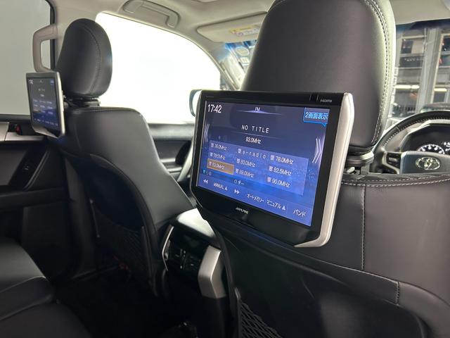 ランドクルーザープラド ＴＸ　Ｌパッケージ　マットブラックエディション　サンルーフ　黒革シート　ＡＬＰＩＮＥ９ｉｎｃナビＴＶ　バックカメラ　後席モニター　パワーシート／ヒーター／エアコン　レーダークルコン　衝突軽減Ｂ　レーンアシスト　オートハイビーム　前後ドラレコ　ＥＴＣ（7枚目）