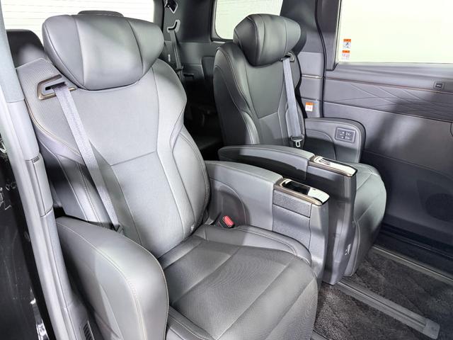 アルファードハイブリッド Ｚ　左右独立ムーンルーフ　黒革シート　ユニバーサルステップ　１４ｉｎｃナビＴＶ　３６０カメラ　後席モニター　デジタルインナーミラー　パワーシート／ヒーター／エアコン　電動リアゲート　レーダーＣ　衝突軽減Ｂ（14枚目）