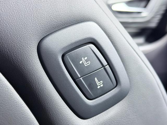 アルファードハイブリッド Ｚ　左右独立ムーンルーフ　黒革シート　ユニバーサルステップ　１４ｉｎｃナビＴＶ　３６０カメラ　後席モニター　デジタルインナーミラー　パワーシート／ヒーター／エアコン　電動リアゲート　レーダーＣ　衝突軽減Ｂ（60枚目）