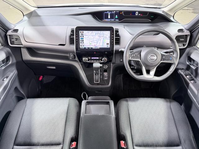 セレナ ハイウェイスターＶ　ＰｒｏＰＩＬＯＴ　純正１０ｉｎｃナビＴＶ　３６０カメラ　フリップダウンモニター　デジタルインナーミラー　レーダークルコン　衝突軽減Ｂ　レーンアシスト　ＢＳＭ　両側パワースライドドア　リアオートエアコン（3枚目）