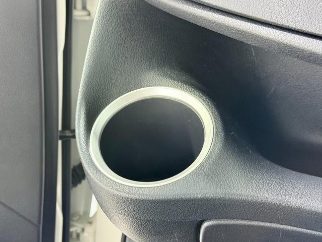 シエンタ ハイブリッドG クエロ 社外ナビTV バックカメラ フリップダウンモニター 両側パワースライドドア シートヒーター 衝突軽減B レーンアシスト クリアランスソナー オートハイビーム LEDライト ETC ドラレコ(23枚目)