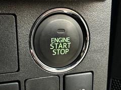 【スマートキー＆プッシュスタート】鍵を挿さずにポケットに入れたまま鍵の開閉、エンジンの始動まで行えます。 4