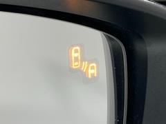 【ブラインドスポットモニター】隣車線上の側方および後方から接近する車両を検知すると、検知した側のドアミラーのインジケーターが点灯。その状態でウインカーを出すと、インジケーターの点滅と警報音で警告します 5