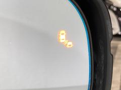 【ブラインドスポットモニター】隣車線上の側方および後方から接近する車両を検知すると、検知した側のドアミラーのインジケーターが点灯。その状態でウインカーを出すと、インジケーターの点滅と警報音で警告します 6
