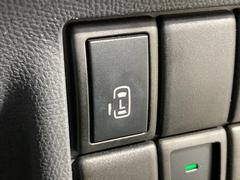 【片側電動スライドドア】駐車場で両手に荷物を抱えている時でもボタンを押せば自動で開いてくれますので、ご家族でのお買い物にもとっても便利な人気装備！！！ 4