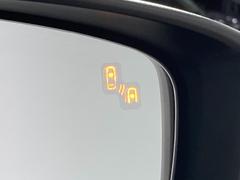 【ブラインドスポットモニター】隣車線上の側方および後方から接近する車両を検知すると、検知した側のドアミラーのインジケーターが点灯。その状態でウインカーを出すと、インジケーターの点滅と警報音で警告します 4