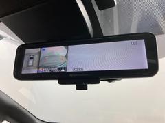 【デジタルインナーミラー／インテリジェントルームミラー】車両後方カメラの映像をインナーミラー内のディスプレイに表示します。 6