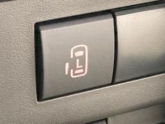 【片側電動スライドドア】駐車場で両手に荷物を抱えている時でもボタンを押せば自動で開いてくれますので、ご家族でのお買い物にもとっても便利な人気装備！！！ 3